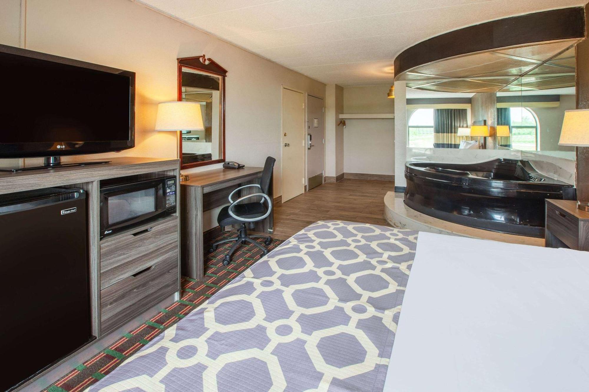 Motel Baymont By Wyndham Northwood Exterior foto